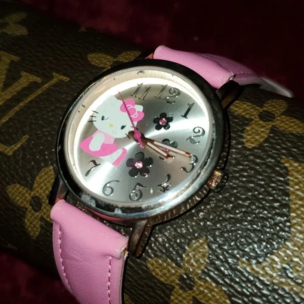 NEW SANRIO HKAQ5901 Hello Kitty Rose Gold Case Pink Band New Battery Works Great
